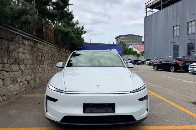 Tesla Model Y 2025 #3 Tesla Model Y 2025 car image #3