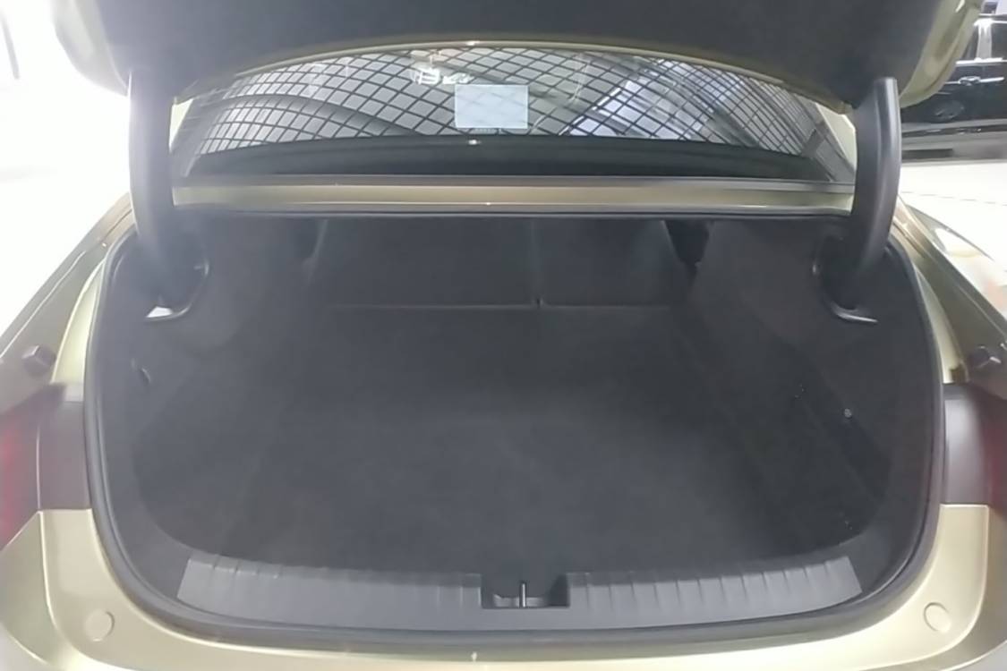 MI SU7 2024 immagine di auto #10
