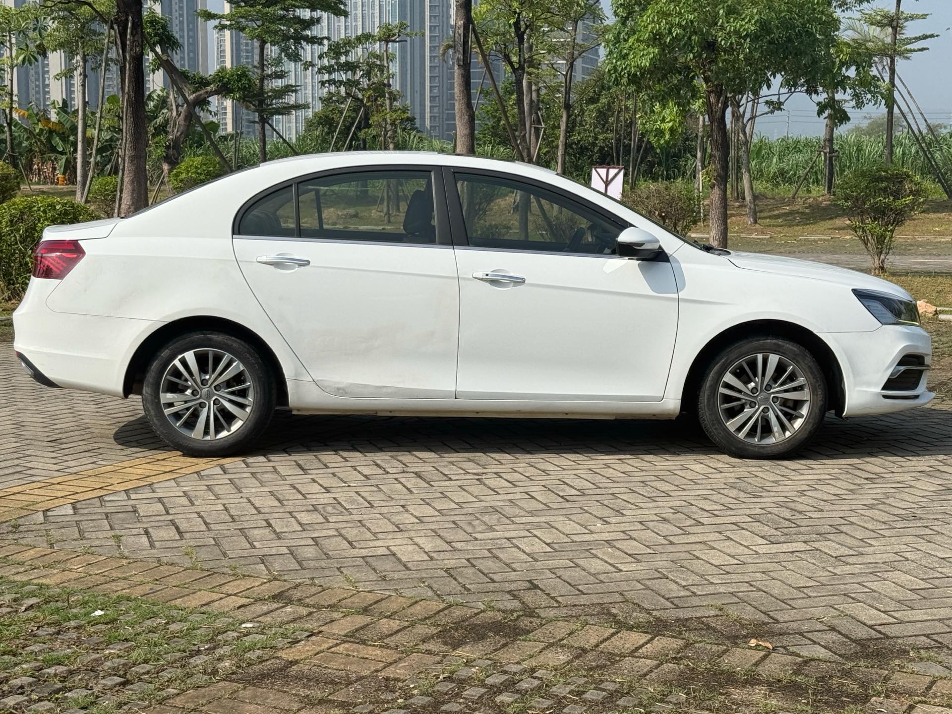 GEELY Emgrand 2019 car image #10