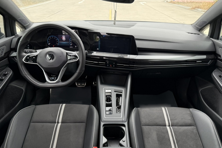 Volkswagen Golf 2024 car image #9
