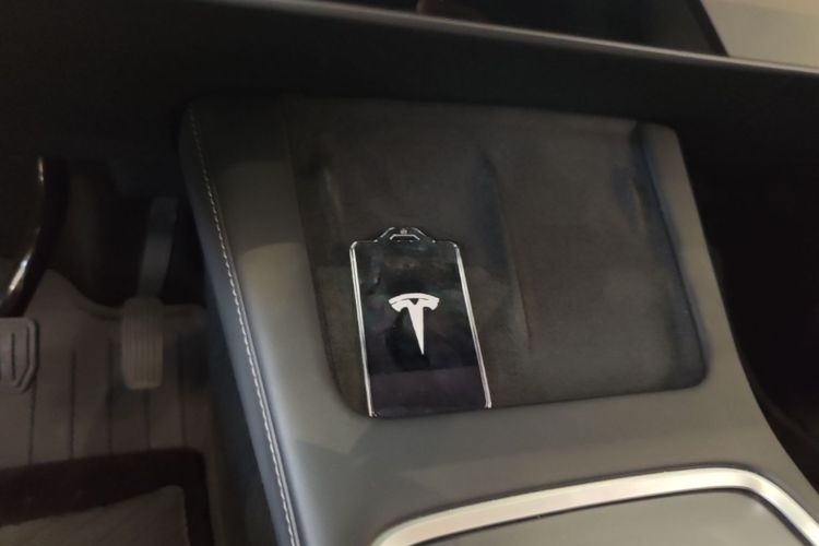 Tesla Model Y 2023 car image #14