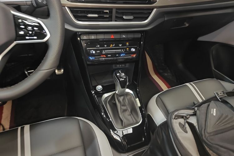 Volkswagen T-Roc 2025 car image #27
