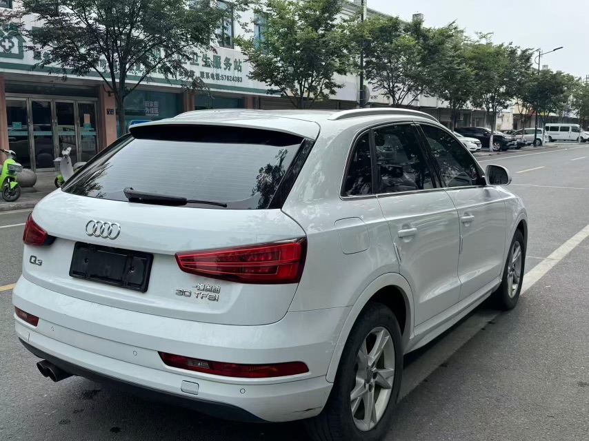 Audi Q3 2019 car image #9