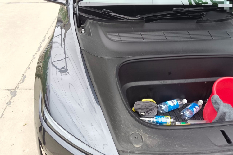 Tesla Model Y 2025 car image #23