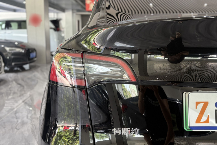 Tesla Model Y 2023 car image #8