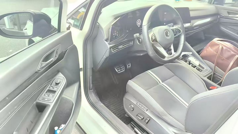 Volkswagen Golf 2023 car image #2
