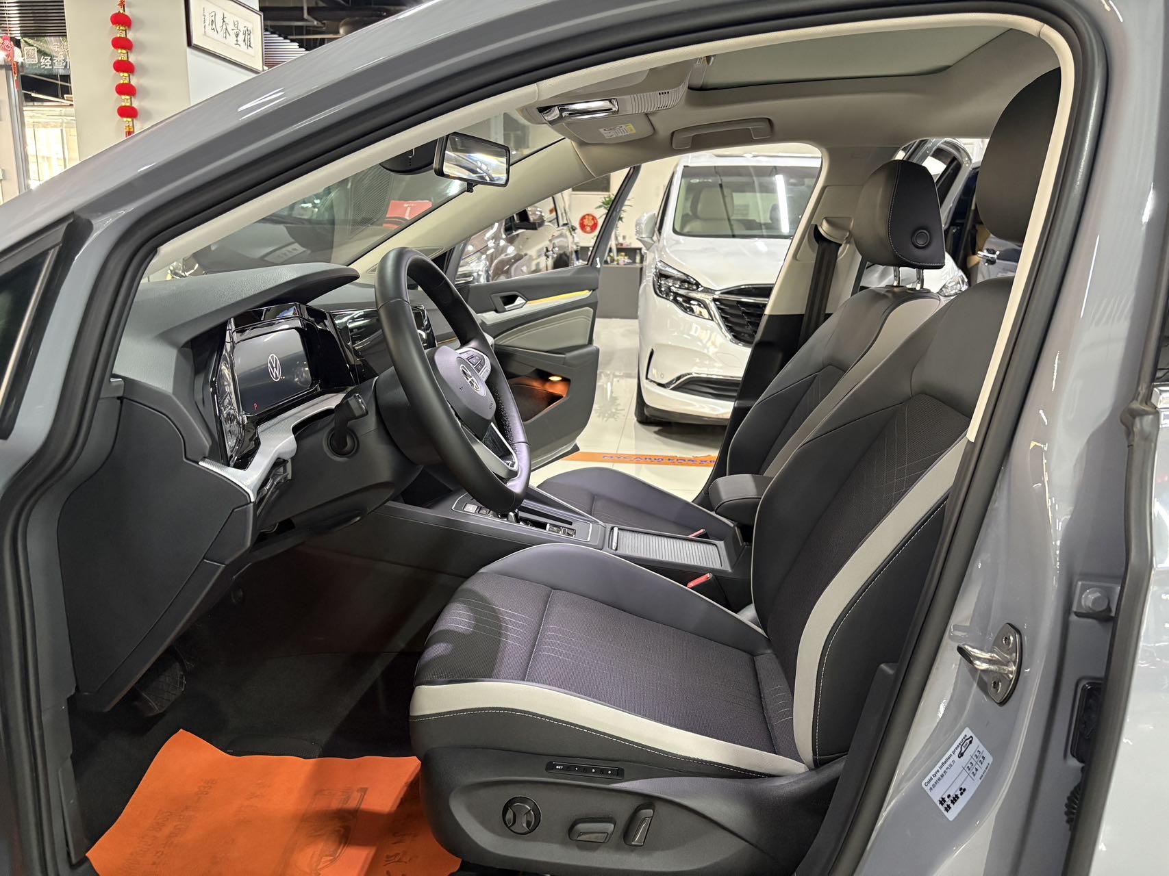 Volkswagen Golf 2023 car image #4