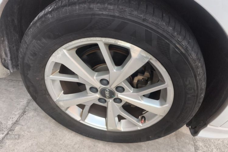 Audi Q3 2019 car image #9