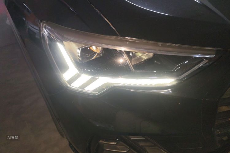 Audi Q3 2022 car image #8