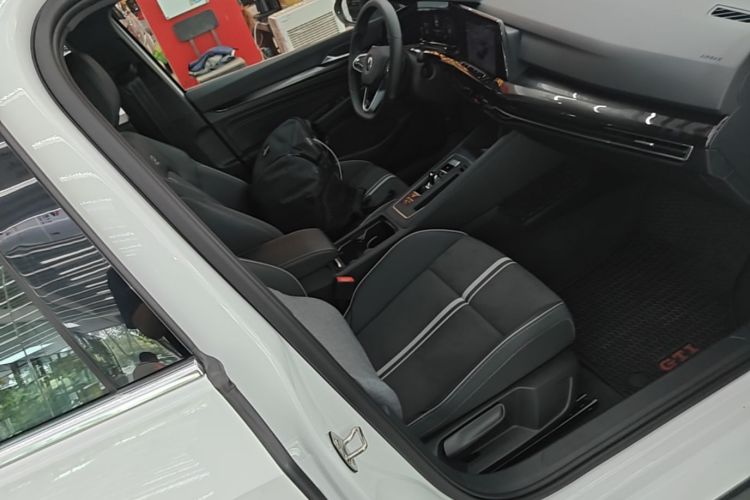 Volkswagen Golf 2023 car image #24