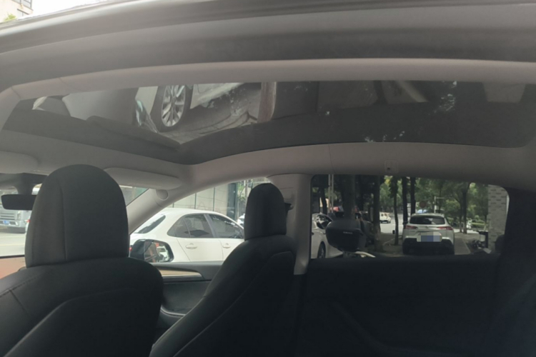 Tesla Model Y 2022 car image #18