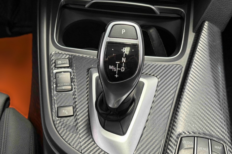 BMW 3 Series 2018 car image #16