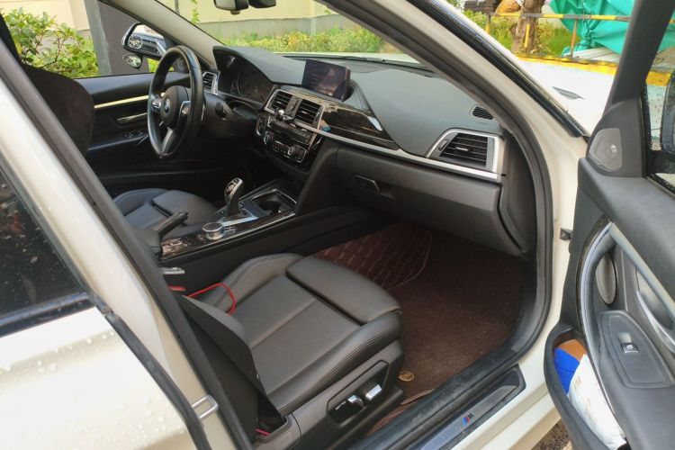 BMW 3 Series 2018 car image #23
