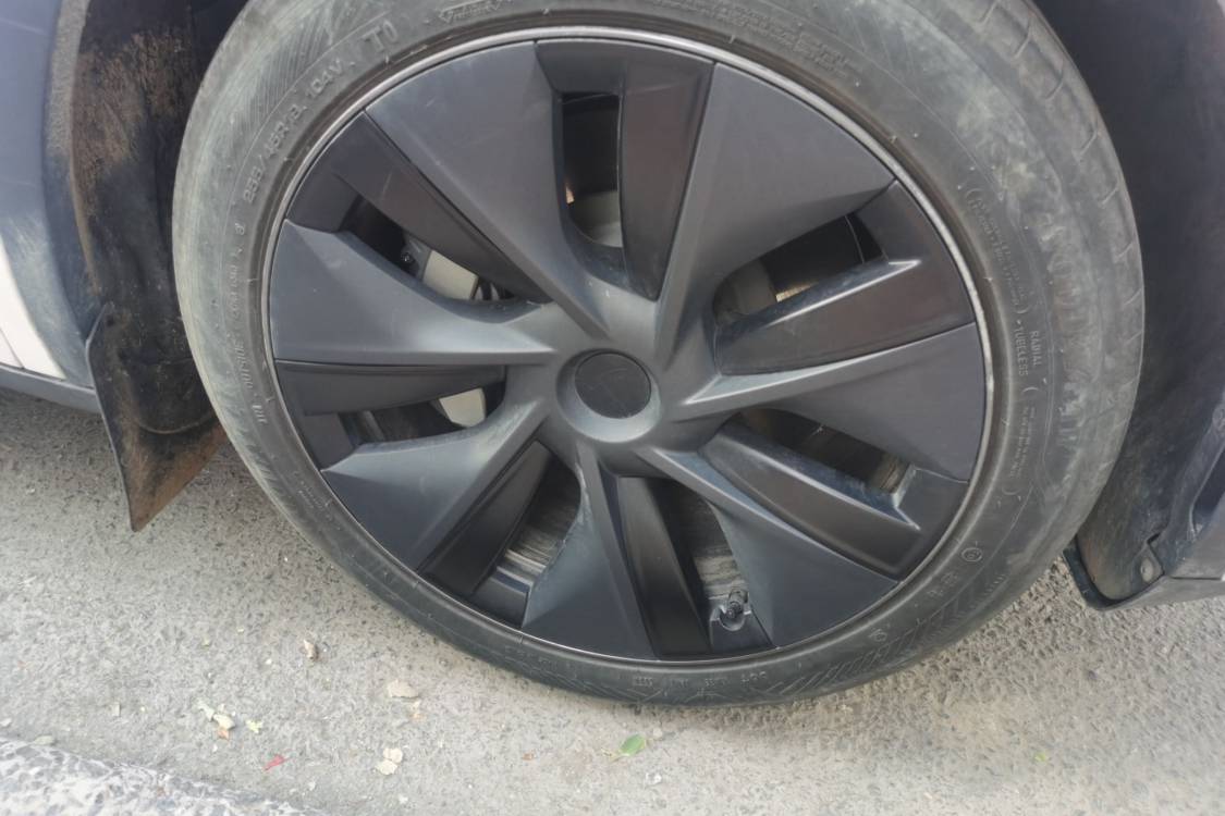 Tesla Model Y 2025 immagine di auto #9