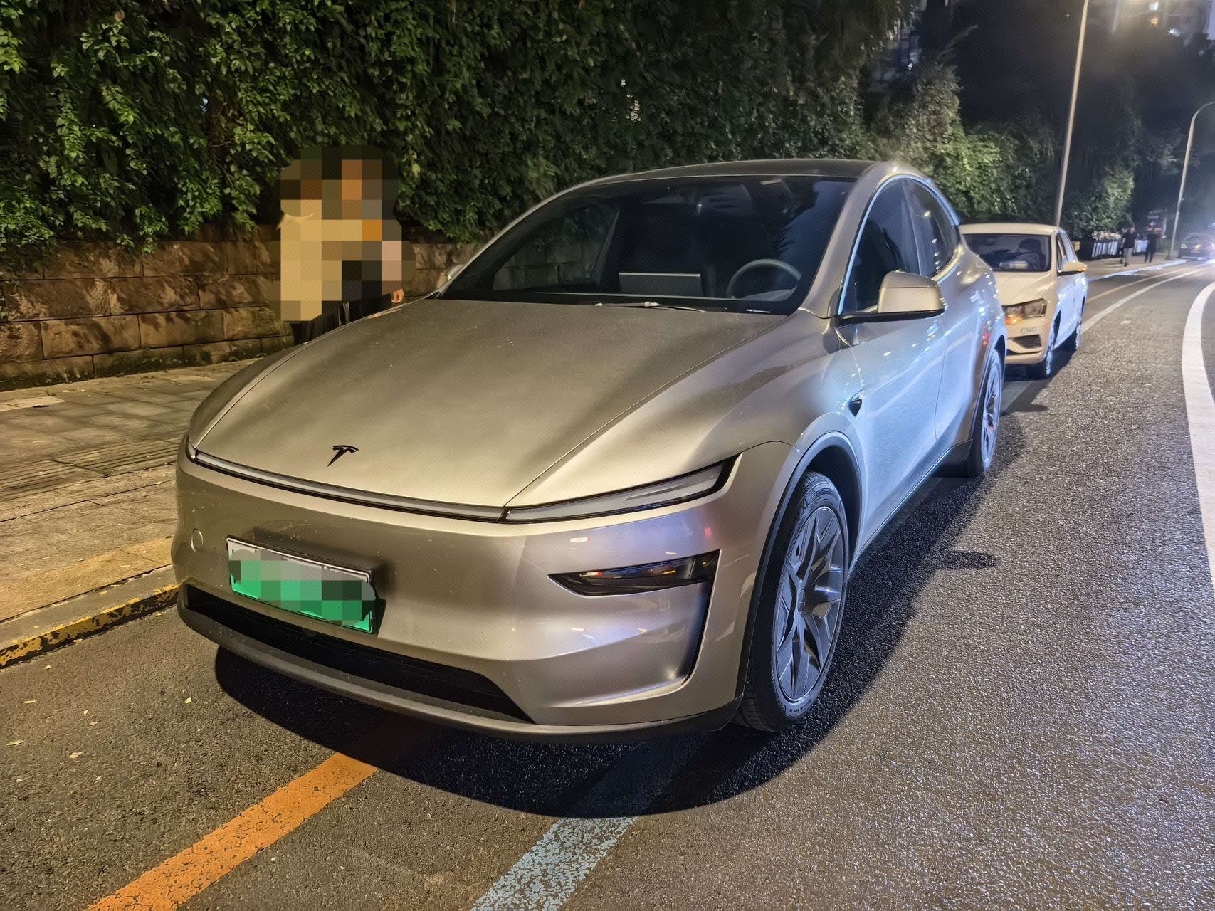 Tesla Model Y L 2026 Tesla Model Y L 2026 car image
