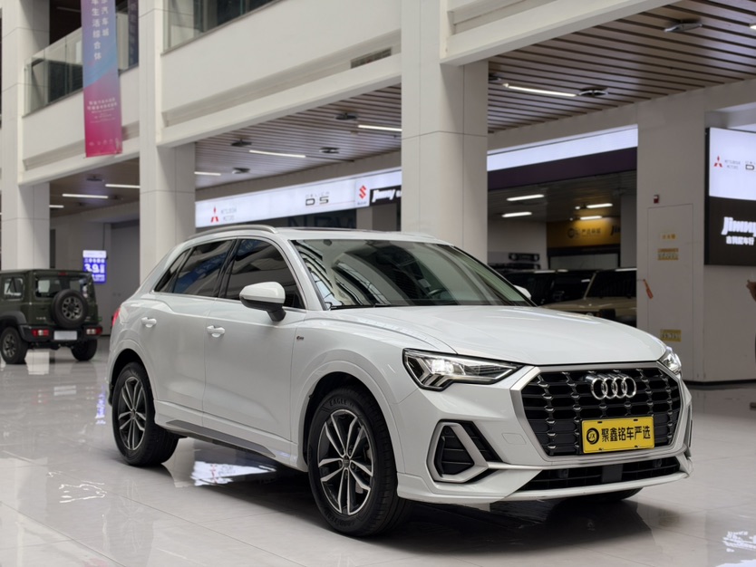 Audi Q3 2023 car image #3