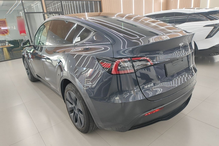 Tesla Model Y 2024 #5 Tesla Model Y 2024 car image #5