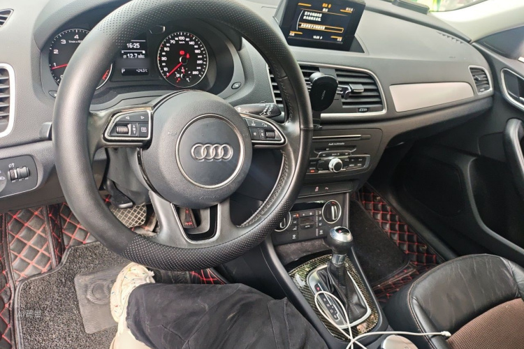 Audi Q3 2018 car image #11