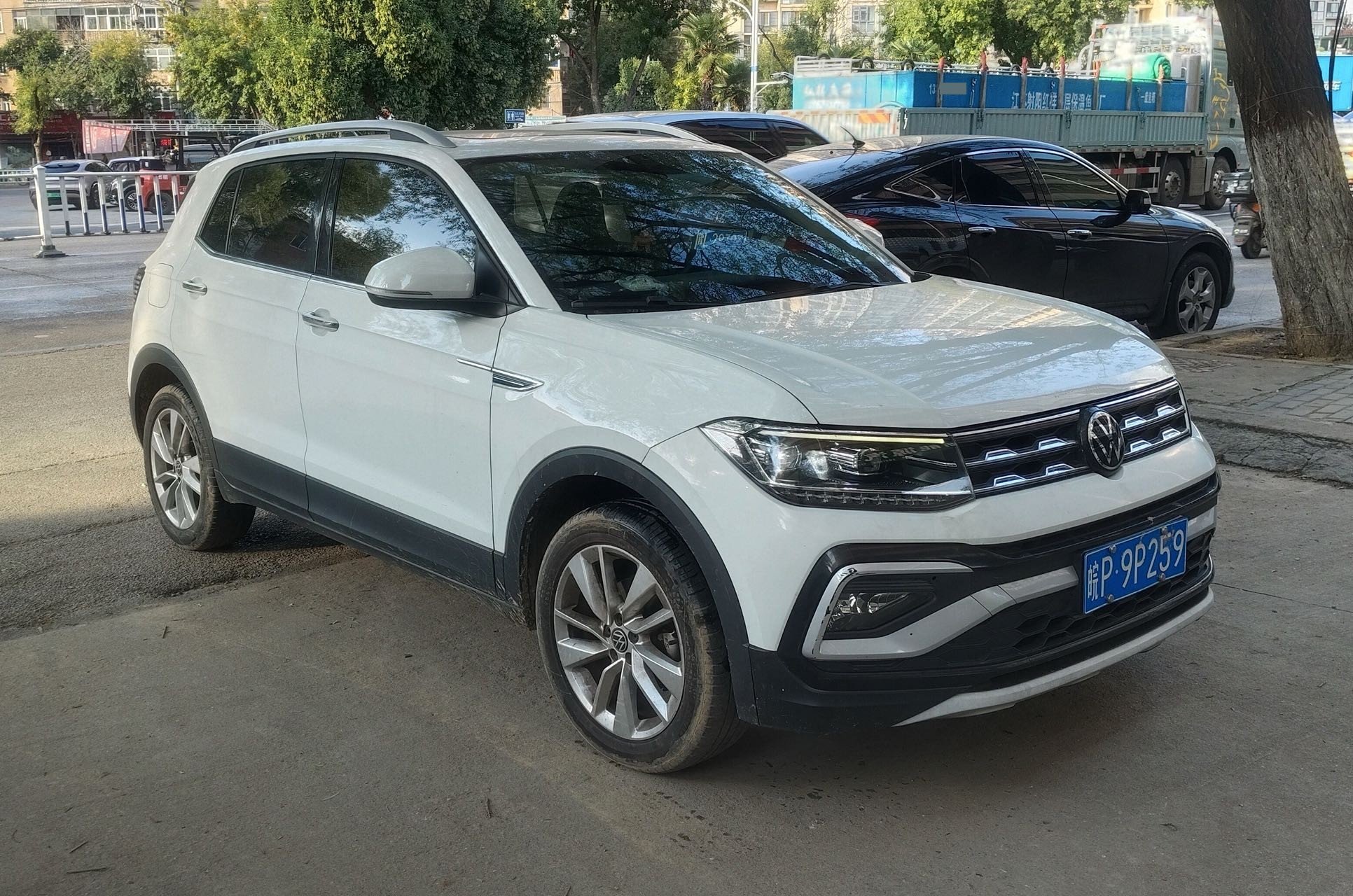 Volkswagen T-Cross 2023 car image #2