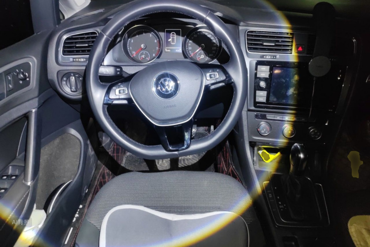 Volkswagen Golf 2019 car image #12