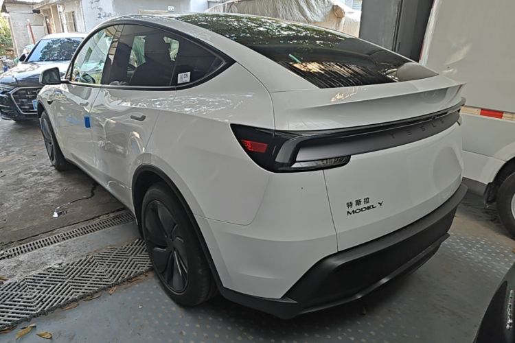 Tesla Model Y 2026 #5 Tesla Model Y 2026 car image #5