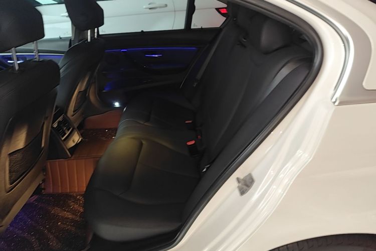 BMW 3 Series 2019 car image #17