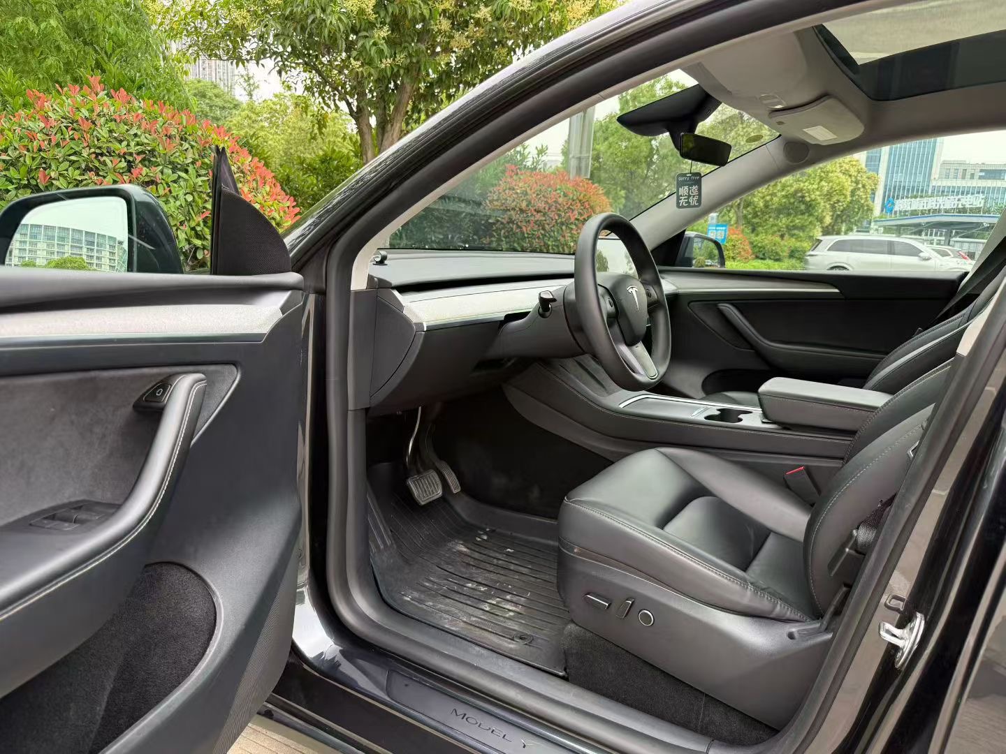 Tesla Model Y 2025 car image #6