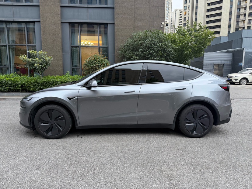 Tesla Model Y 2025 #4 Tesla Model Y 2025 car image #4
