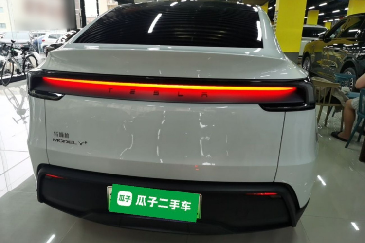 Tesla Model Y 2025 #6 Tesla Model Y 2025 car image #6