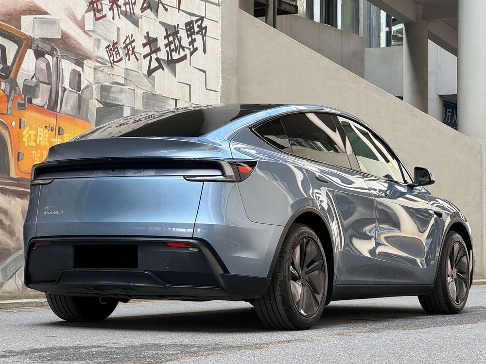 Tesla Model Y 2025 #5 Tesla Model Y 2025 car image #5