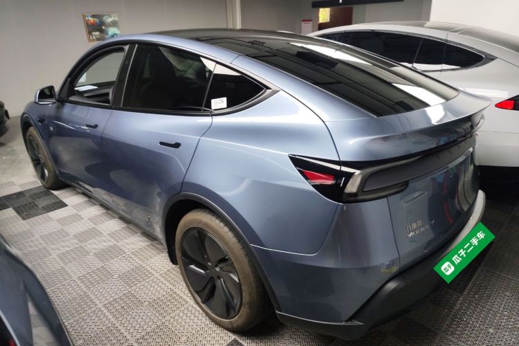 Tesla Model Y 2025 #5 Tesla Model Y 2025 car image #5