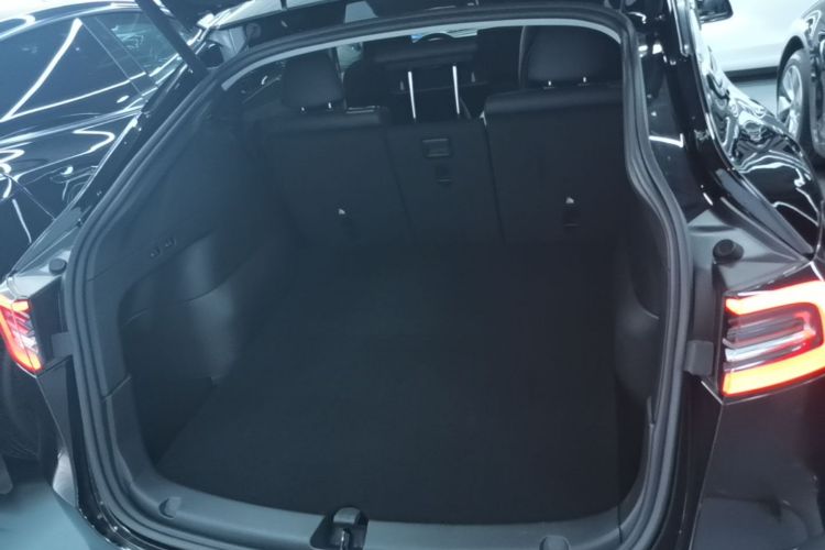 Tesla Model Y 2023 car image #19