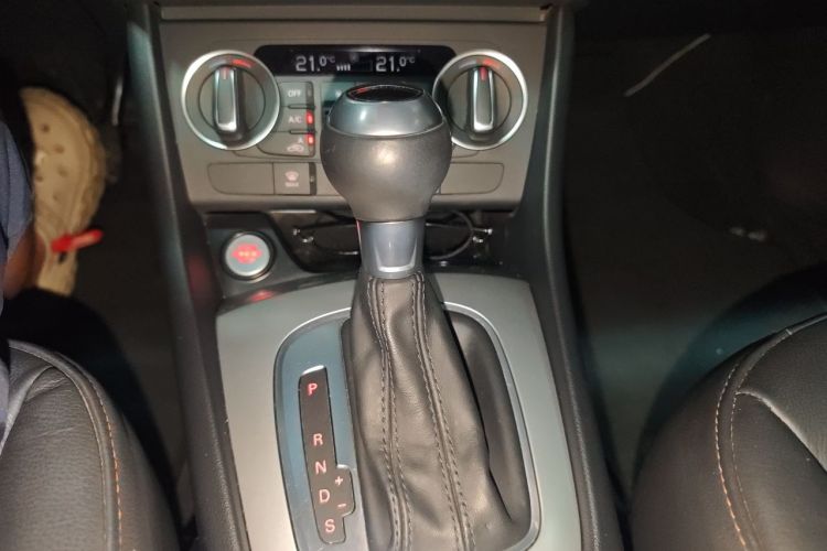 Audi Q3 2019 car image #14