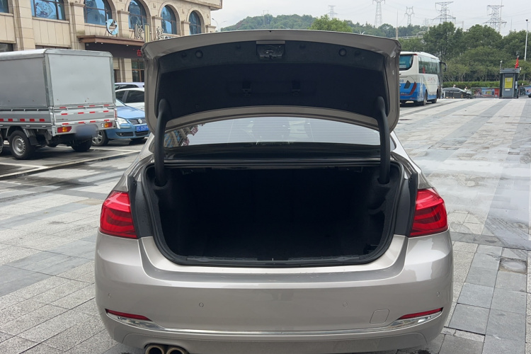 BMW 3 Series 2018 car image #11