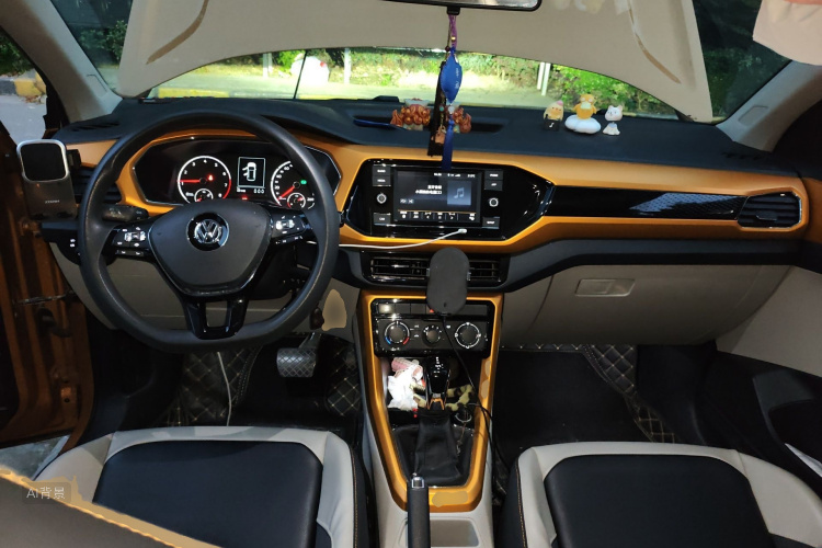 Volkswagen T-Cross 2019 car image #11