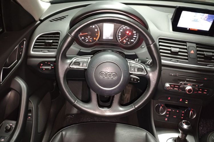 Audi Q3 2017 car image #11
