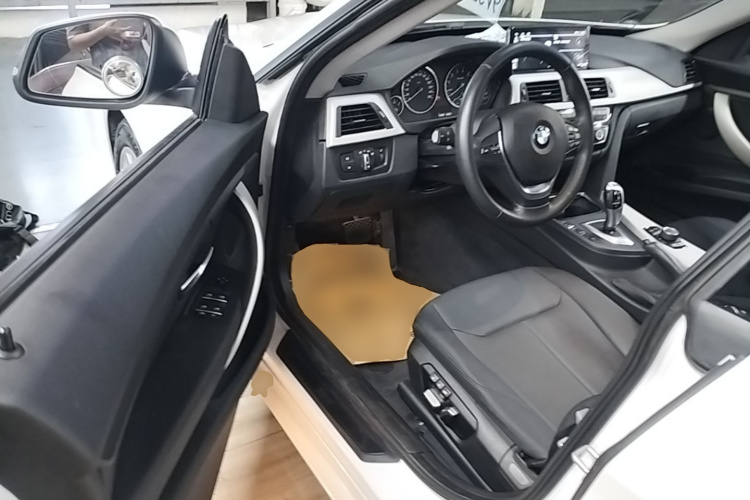 BMW 3 Series GT 2018 car image #16