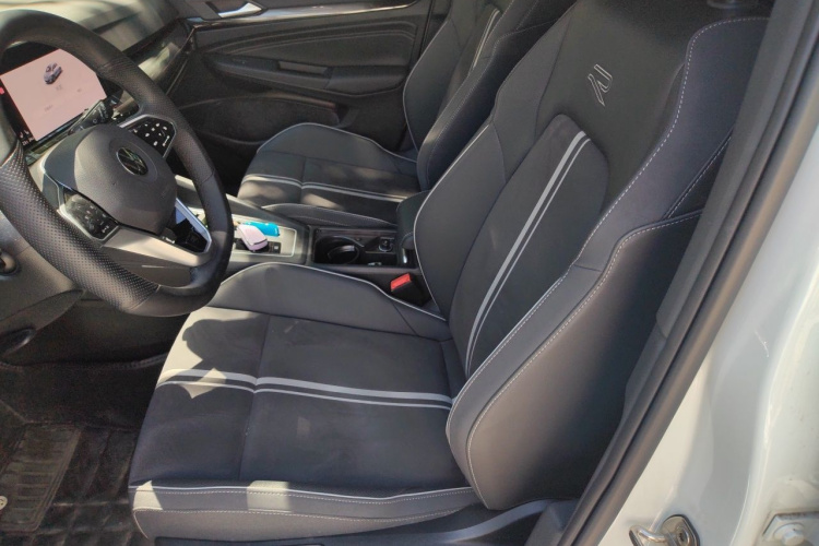 Volkswagen Golf 2025 car image #15