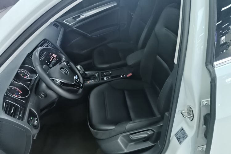 Volkswagen Golf 2020 car image #15