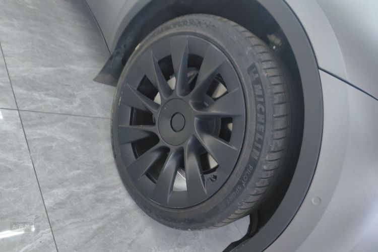 Tesla Model Y 2023 car image #9