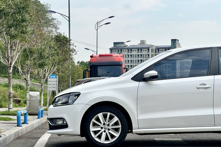 Volkswagen Polo 2015 car image #8
