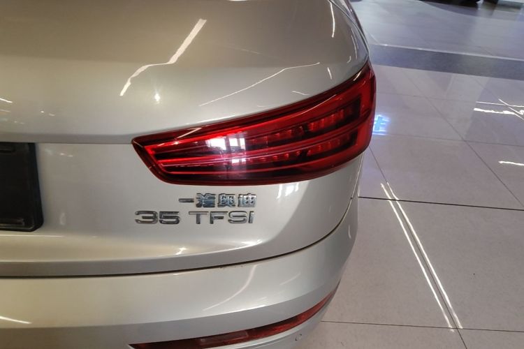 Audi Q3 2018 car image #8