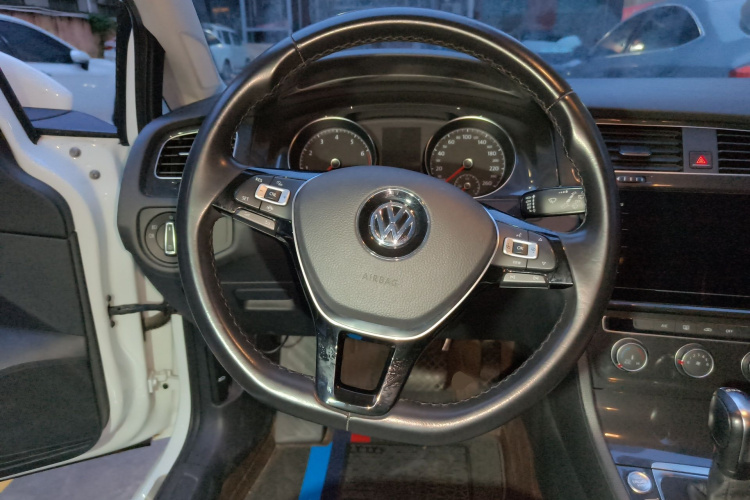 Volkswagen Golf 2020 car image #11