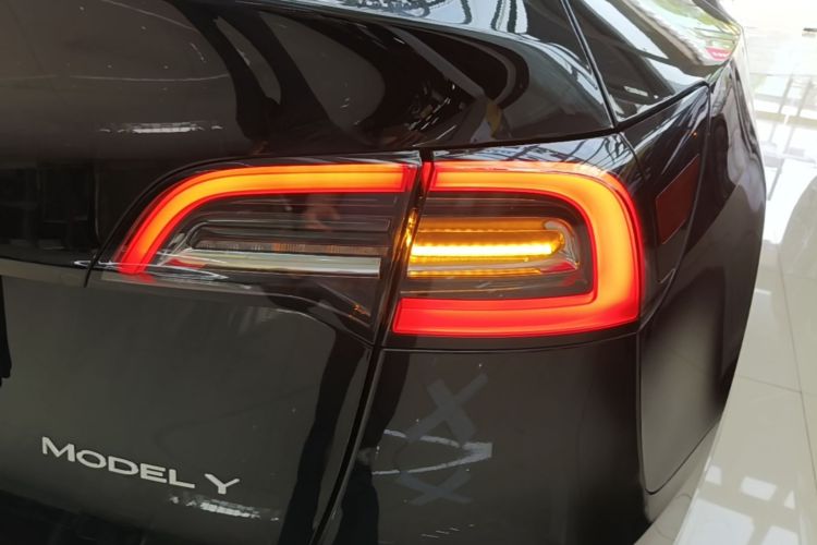 Tesla Model Y 2023 #8 Tesla Model Y 2023 car image #8