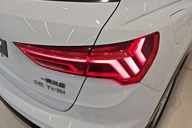 Audi Q3 2023 car image #8