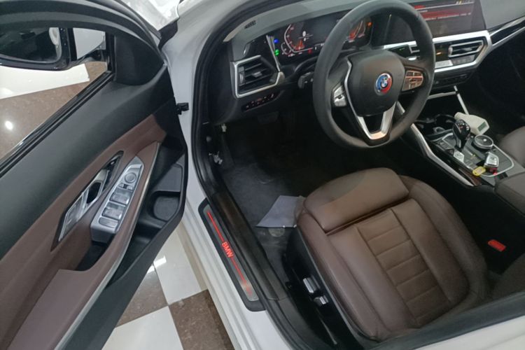 BMW 3 Series 2021 car image #12
