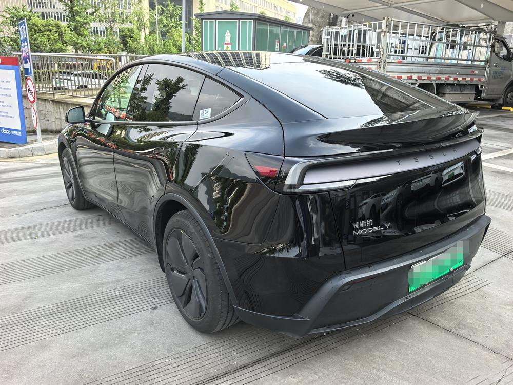 Tesla Model Y 2026 #4 Tesla Model Y 2026 car image #4