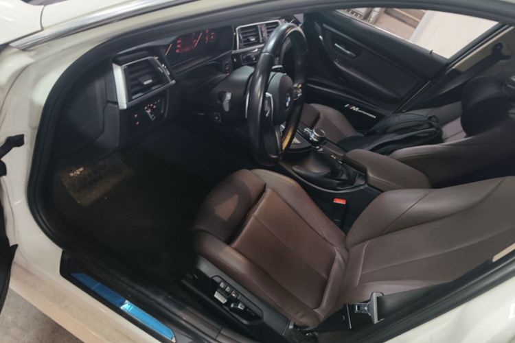 BMW 3 Series 2019 car image #16