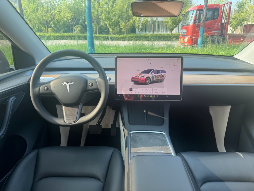Tesla Model Y 2023 car image #5