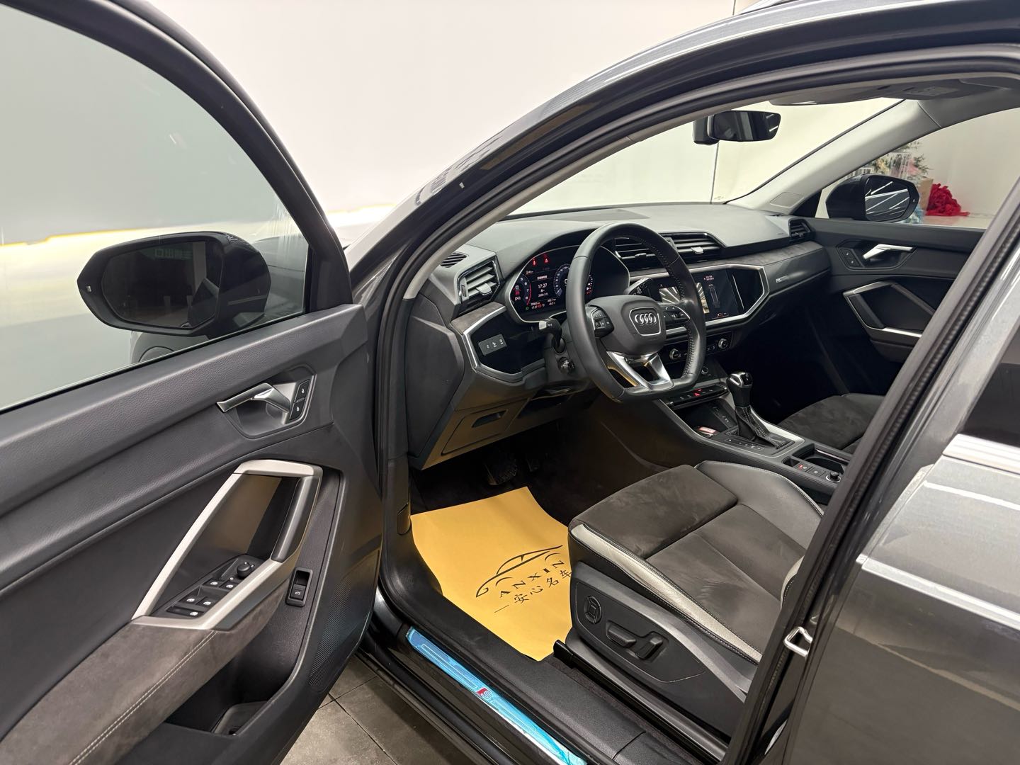 Audi Q3 2021 car image #8